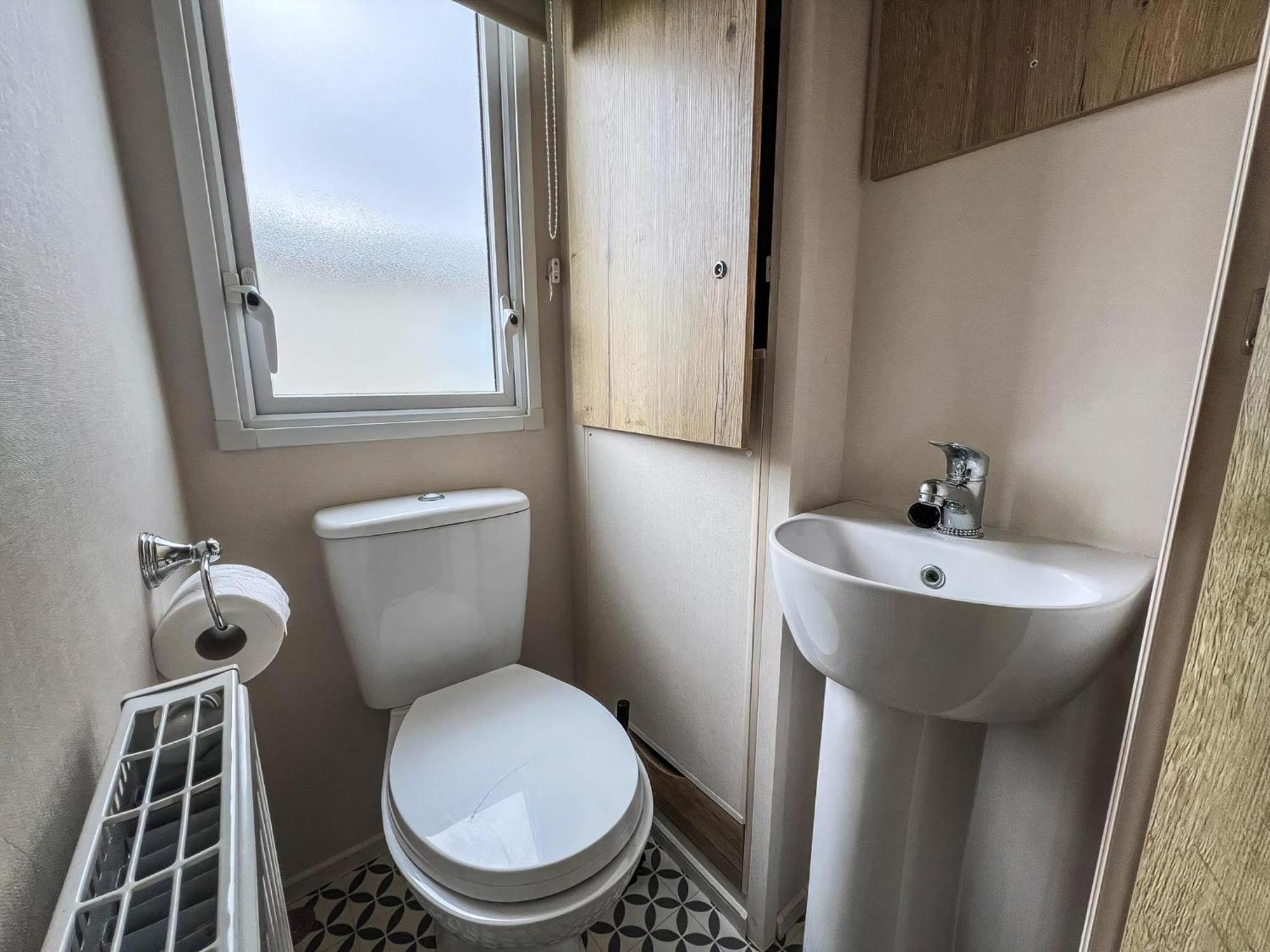 Homely 8 Berth Caravan At Dovercourt Holiday Park, Essex Ref 44201H Great Oakley  Ngoại thất bức ảnh