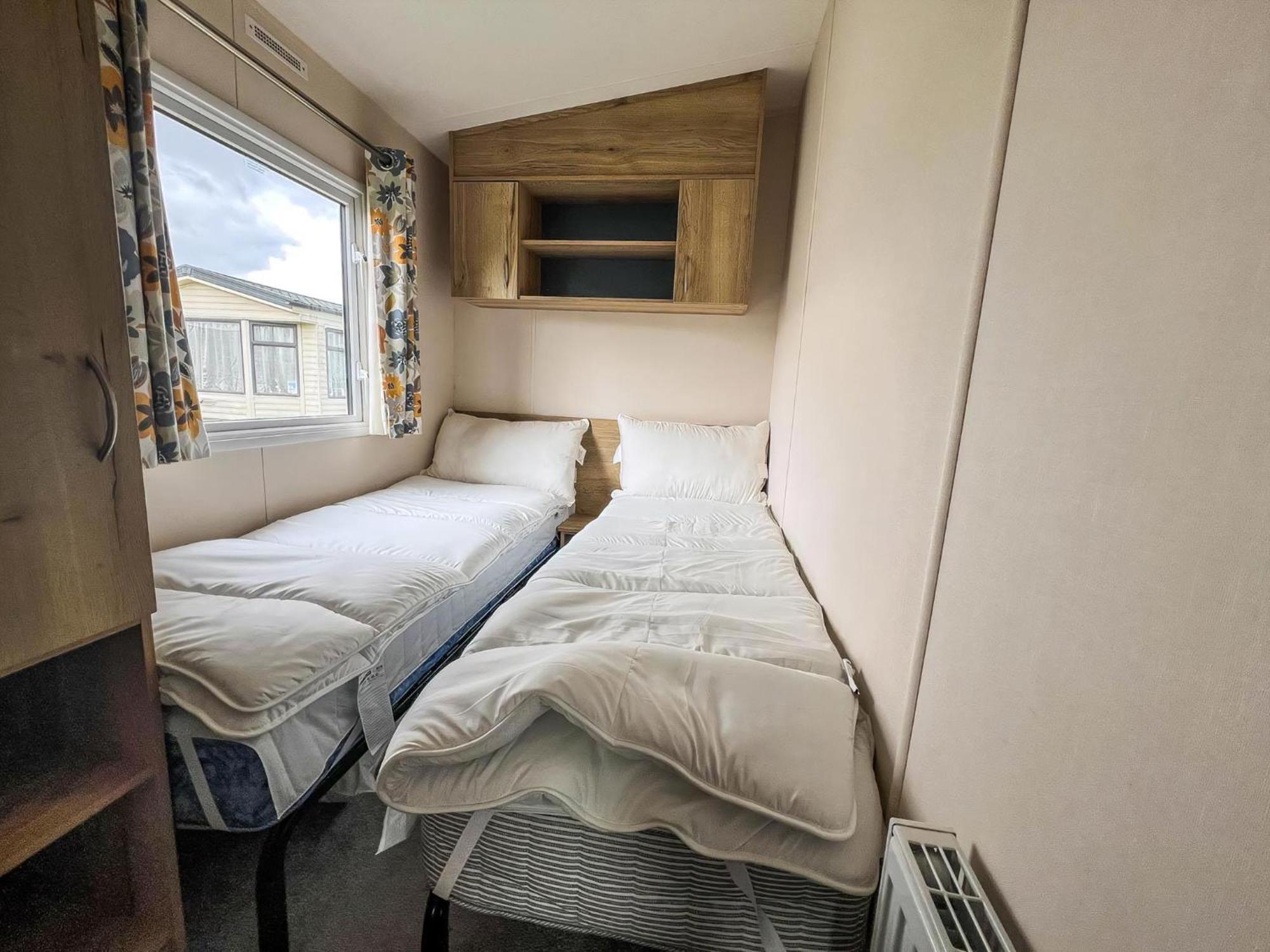 Homely 8 Berth Caravan At Dovercourt Holiday Park, Essex Ref 44201H Great Oakley  Ngoại thất bức ảnh