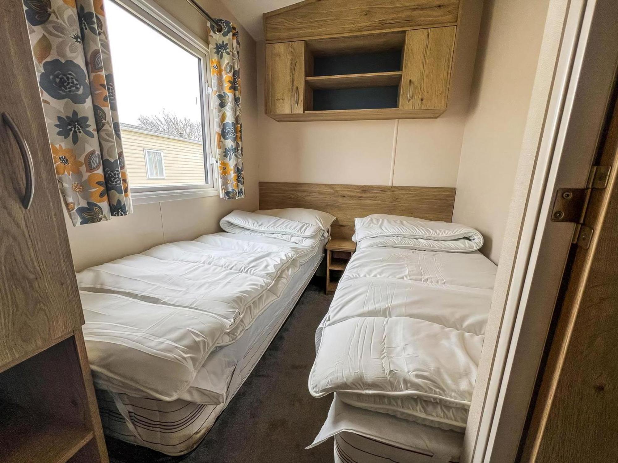 Homely 8 Berth Caravan At Dovercourt Holiday Park, Essex Ref 44201H Great Oakley  Ngoại thất bức ảnh
