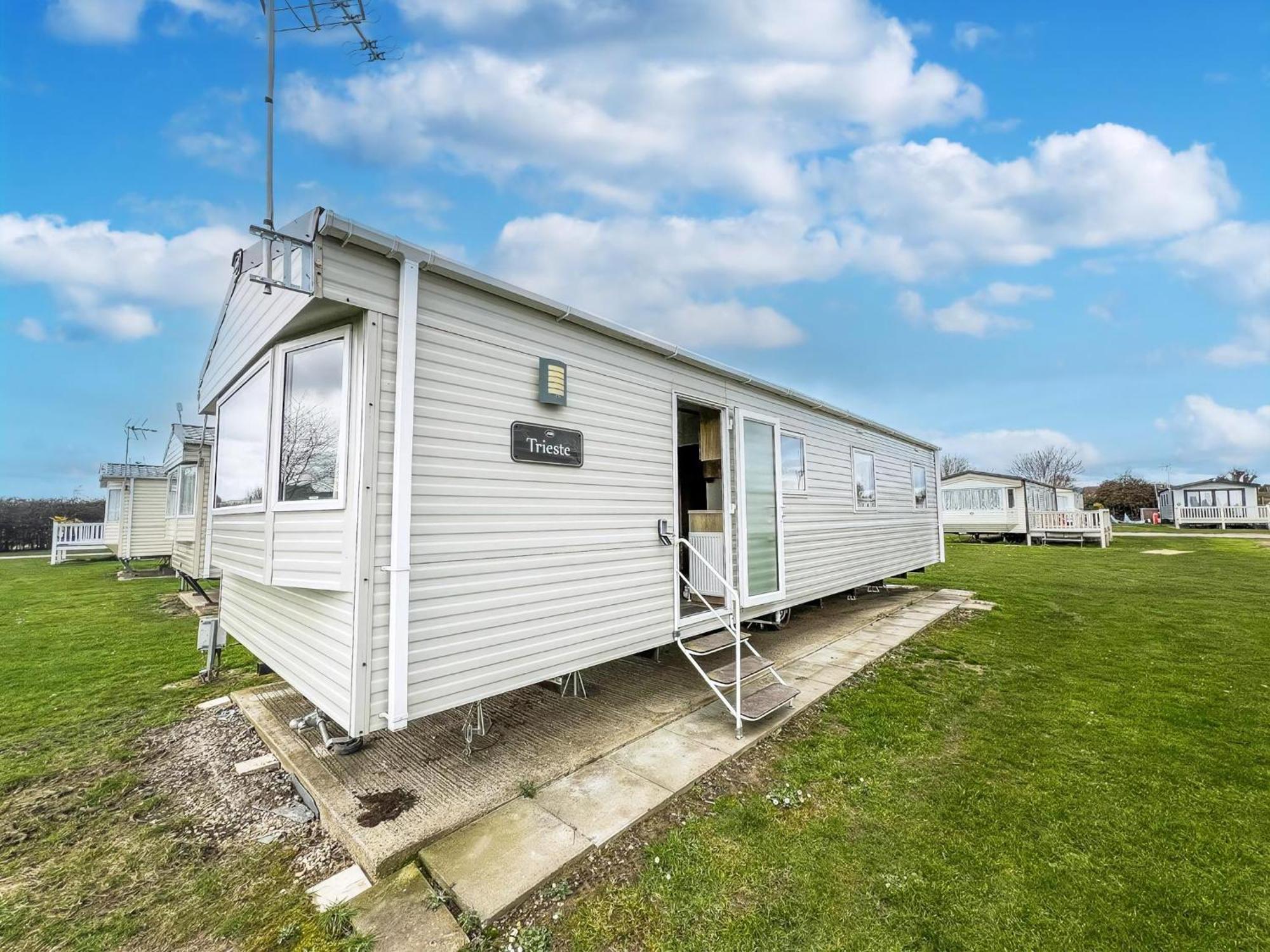 Homely 8 Berth Caravan At Dovercourt Holiday Park, Essex Ref 44201H Great Oakley  Ngoại thất bức ảnh