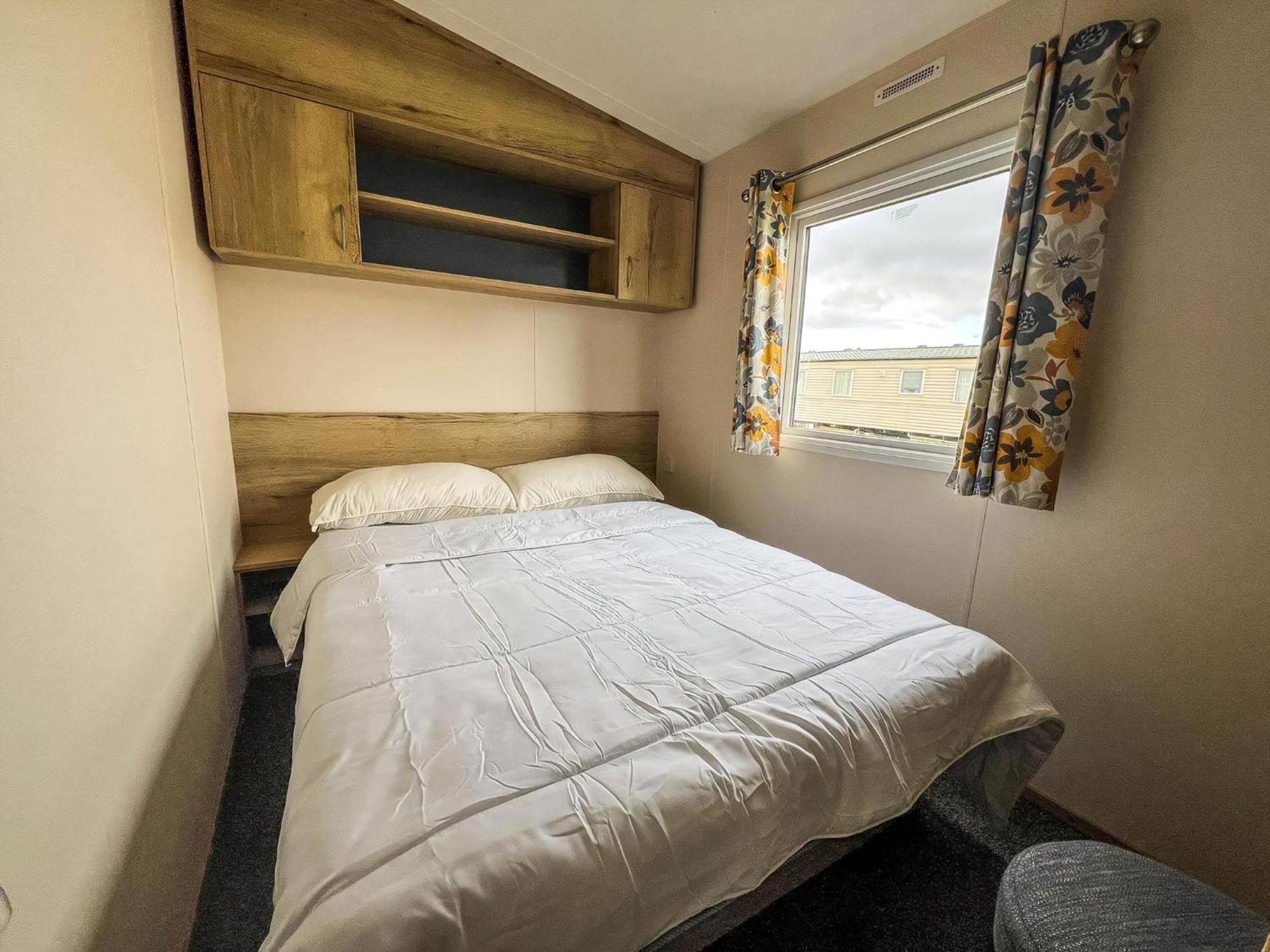 Homely 8 Berth Caravan At Dovercourt Holiday Park, Essex Ref 44201H Great Oakley  Ngoại thất bức ảnh